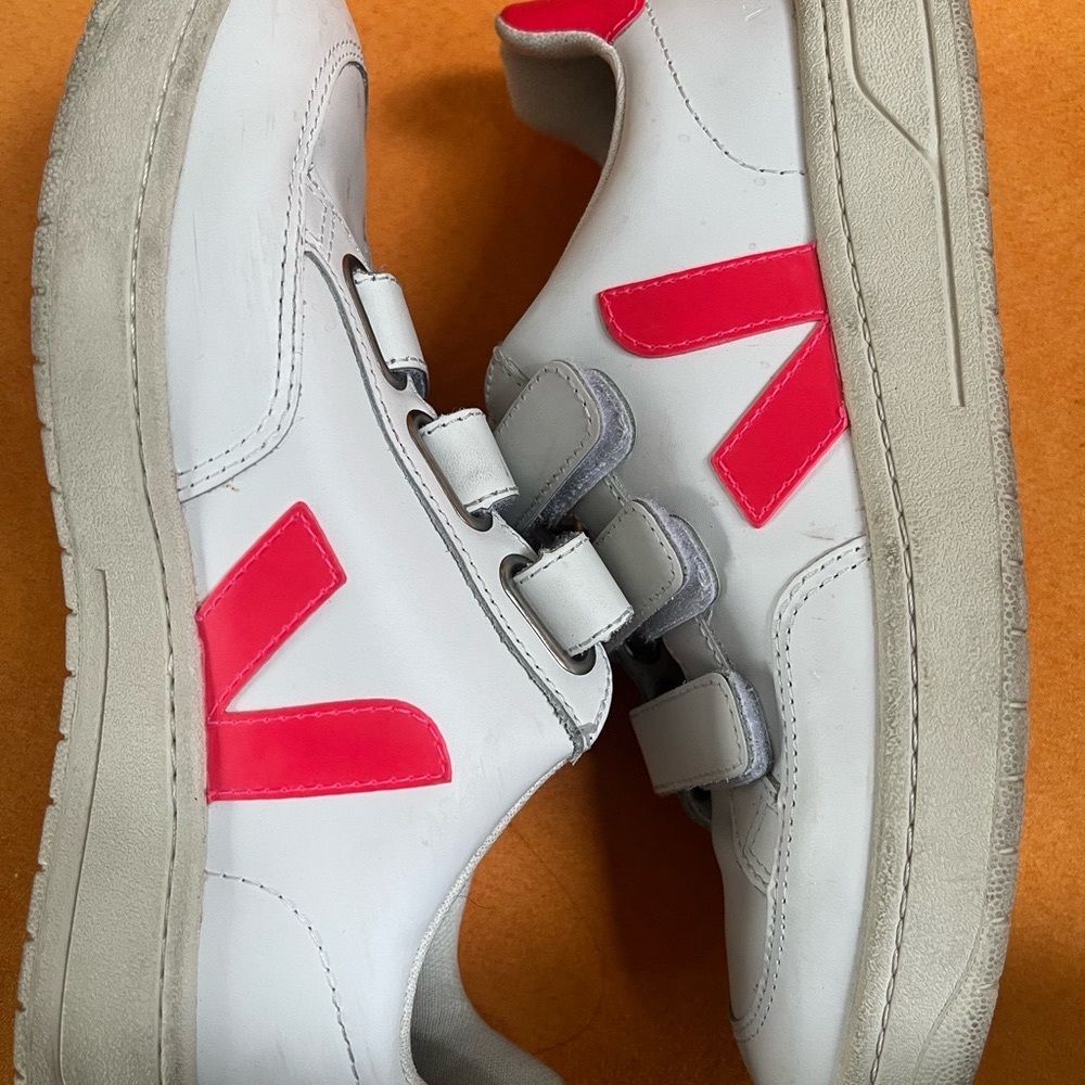 Veja hot pink leather sneaker 🌸